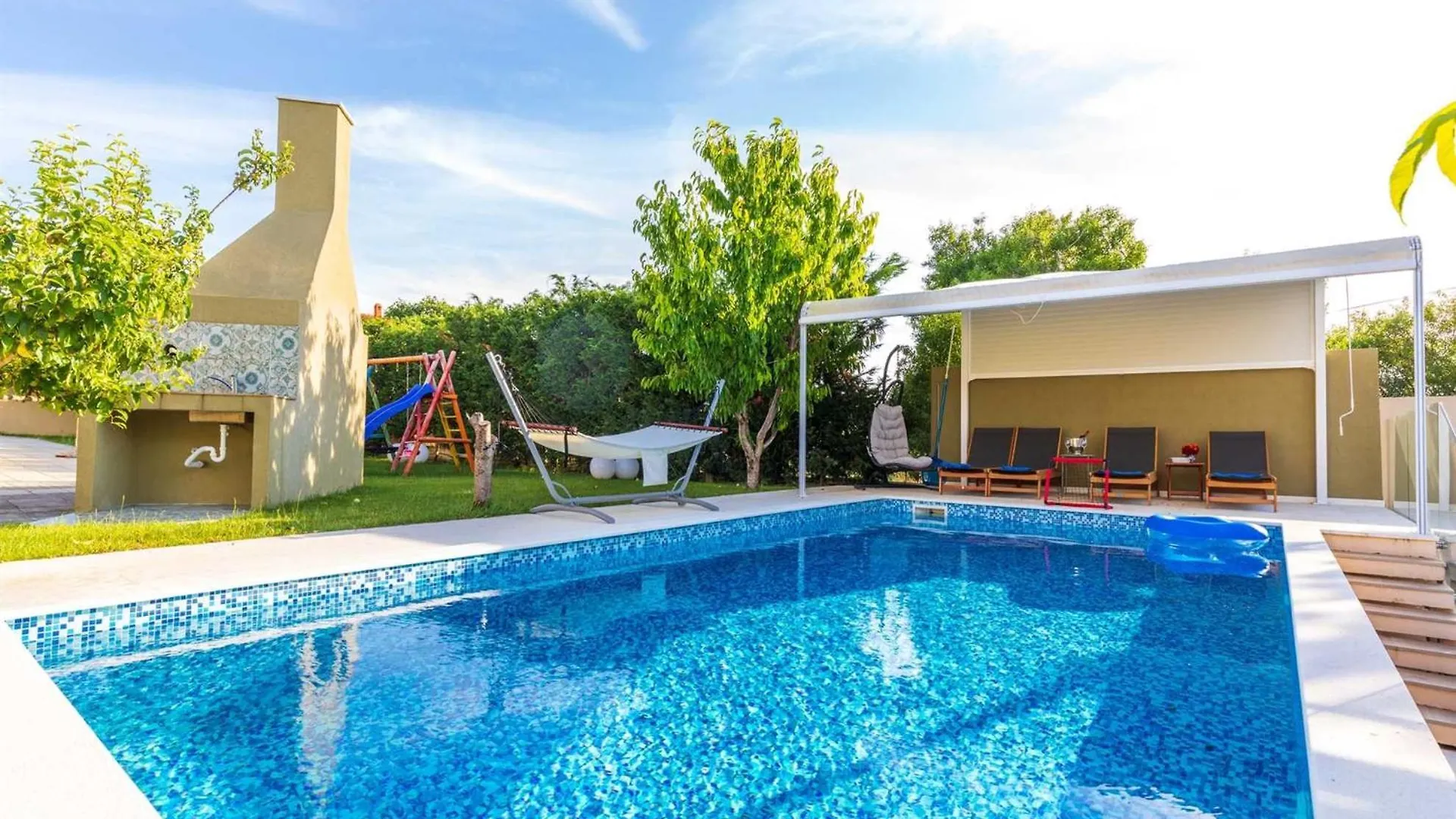 Villa Field Hill With Swimming Pool And Tennis Court contacts