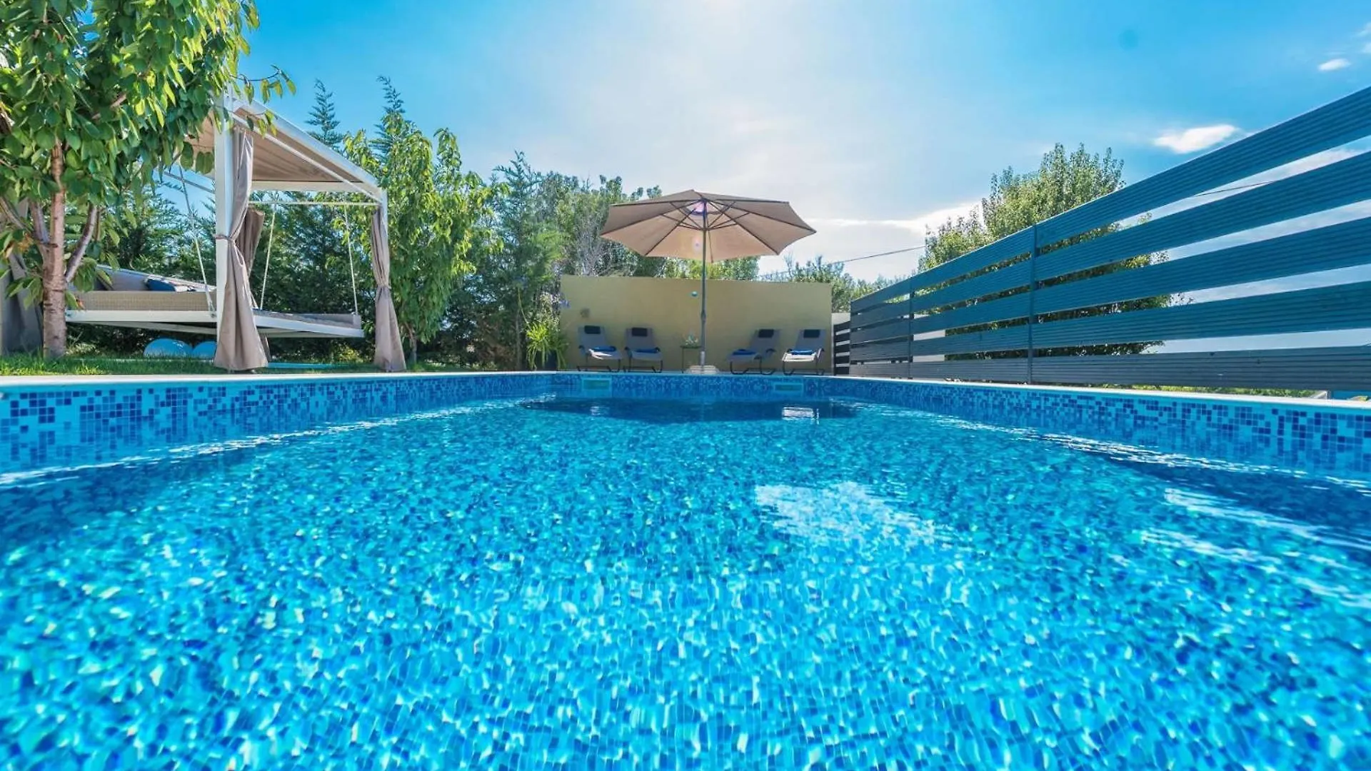 Villa Field Hill With Swimming Pool And Tennis Court