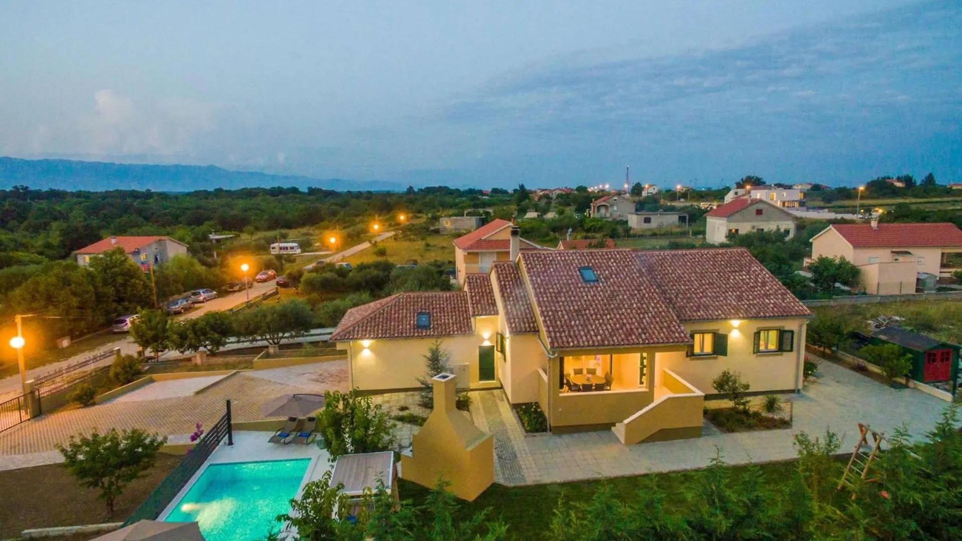 Villa Field Hill With Swimming Pool And Tennis Court