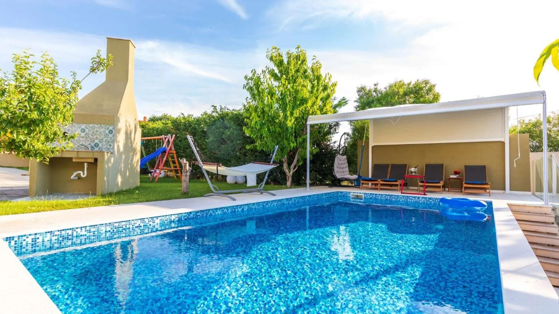 Villa Field Hill With Swimming Pool And Tennis Court