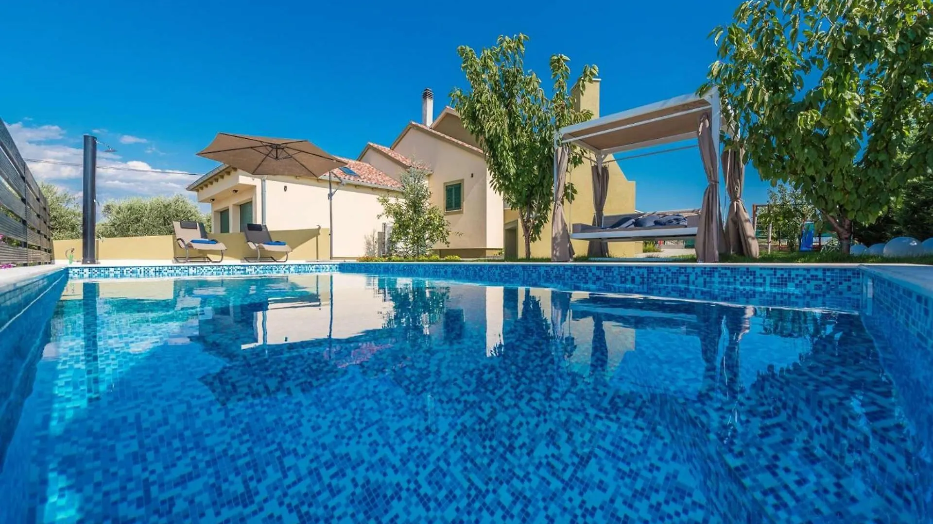 Villa Field Hill With Swimming Pool And Tennis Court