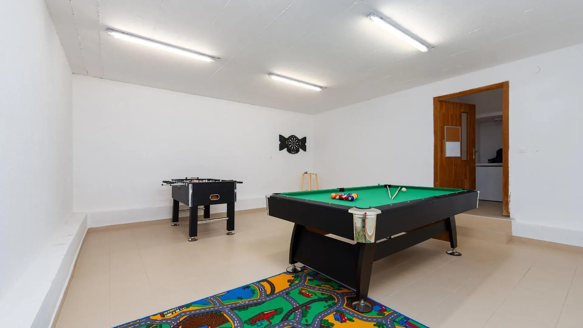 Villa Field Hill With Swimming Pool And Tennis Court